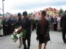 30-lecie NSZZ "Solidarność" - składanie kwiatów pod tablicą "Solidarności"