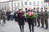 Obchody imienin Marszałka Józefa Piłsudskiego - złożenie kwiatów pod tablicą pamiątkową