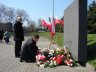 Dzień Pamięci Ofiar Zbrodni Katyńskiej - złożenie kwiatów pod tablicą upamiętniającą Zgierzan - Katyńczyków na Placu Stu Straconych w Zgierzu