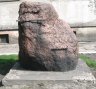 30-lecie powstania Domu Nauczyciela - przed siedzibą Związku Nauczycielstwa Polskiego (ul. Rembowskiego 29) znajduje się kamień, na którym umieszczona była tablica pamiątkowa - zdjęcie 2005 r.