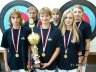 2005 rok - Puchar i złote medale za zwycięstwo w Finale Ogólnopolskiej Ligi Młodzików rozegranym w Wadowicach (17.09.2005 r.) - od lewej: <strong>D. Lubelska</strong>, <strong>N. Grzelczak</strong>, <strong>A. Bojarska</strong>, <strong>E. Szulc</strong>, <strong>K. Zielińska</strong>, <strong>D. Ładyńska</strong>